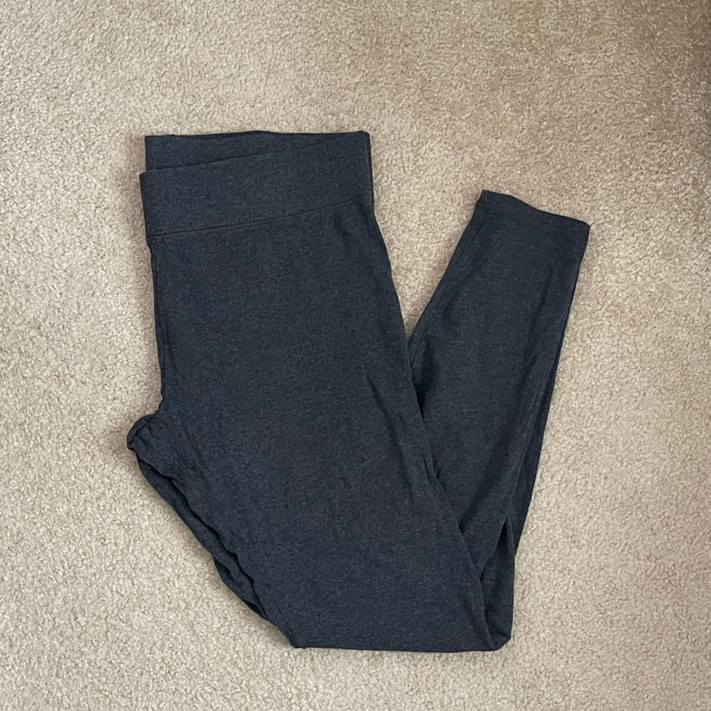 HUE Cropped Gray Leggings